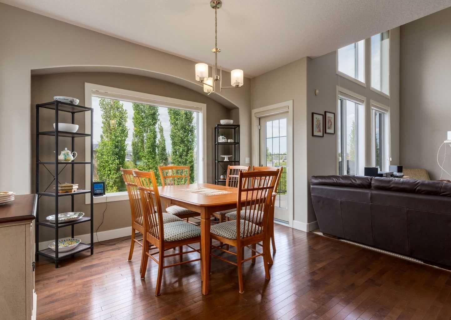 98 Royal Ridge Mount NW