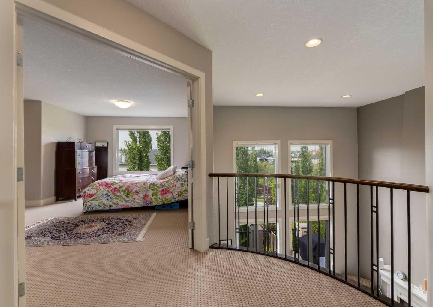 98 Royal Ridge Mount NW