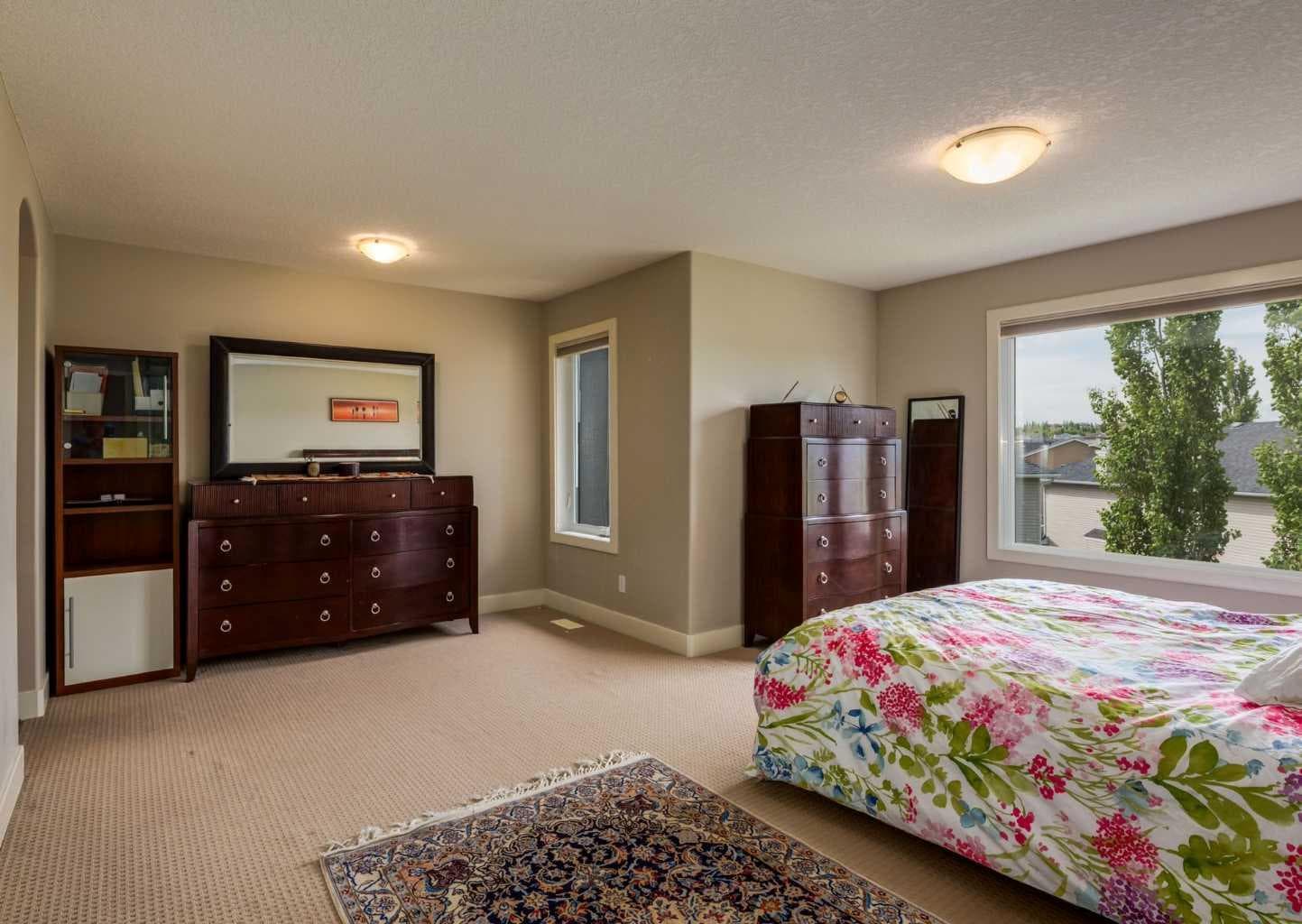 98 Royal Ridge Mount NW