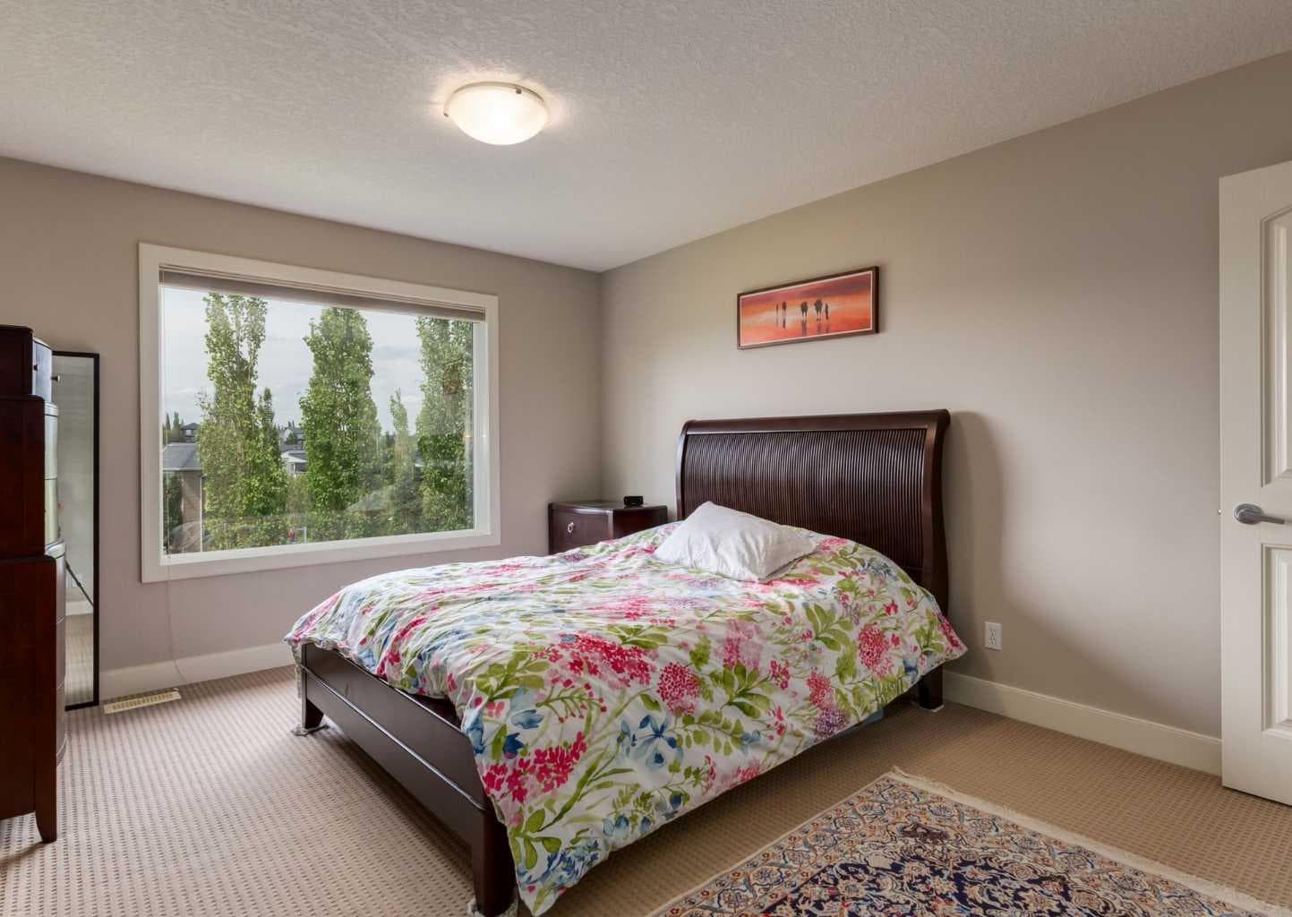 98 Royal Ridge Mount NW