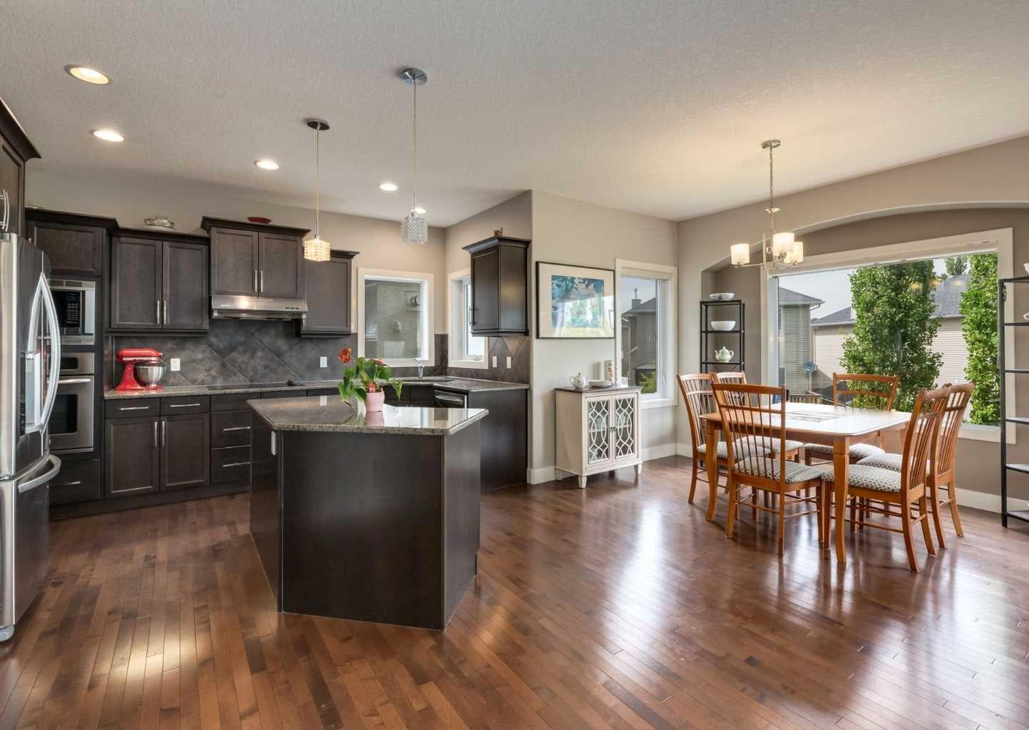 98 Royal Ridge Mount NW