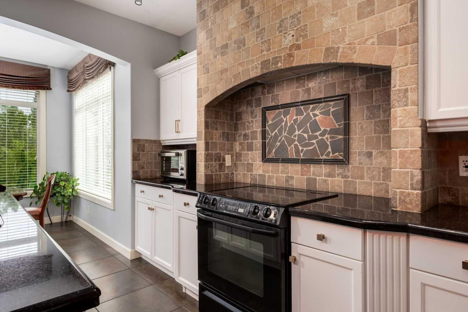 77 Royal Highland Road NW