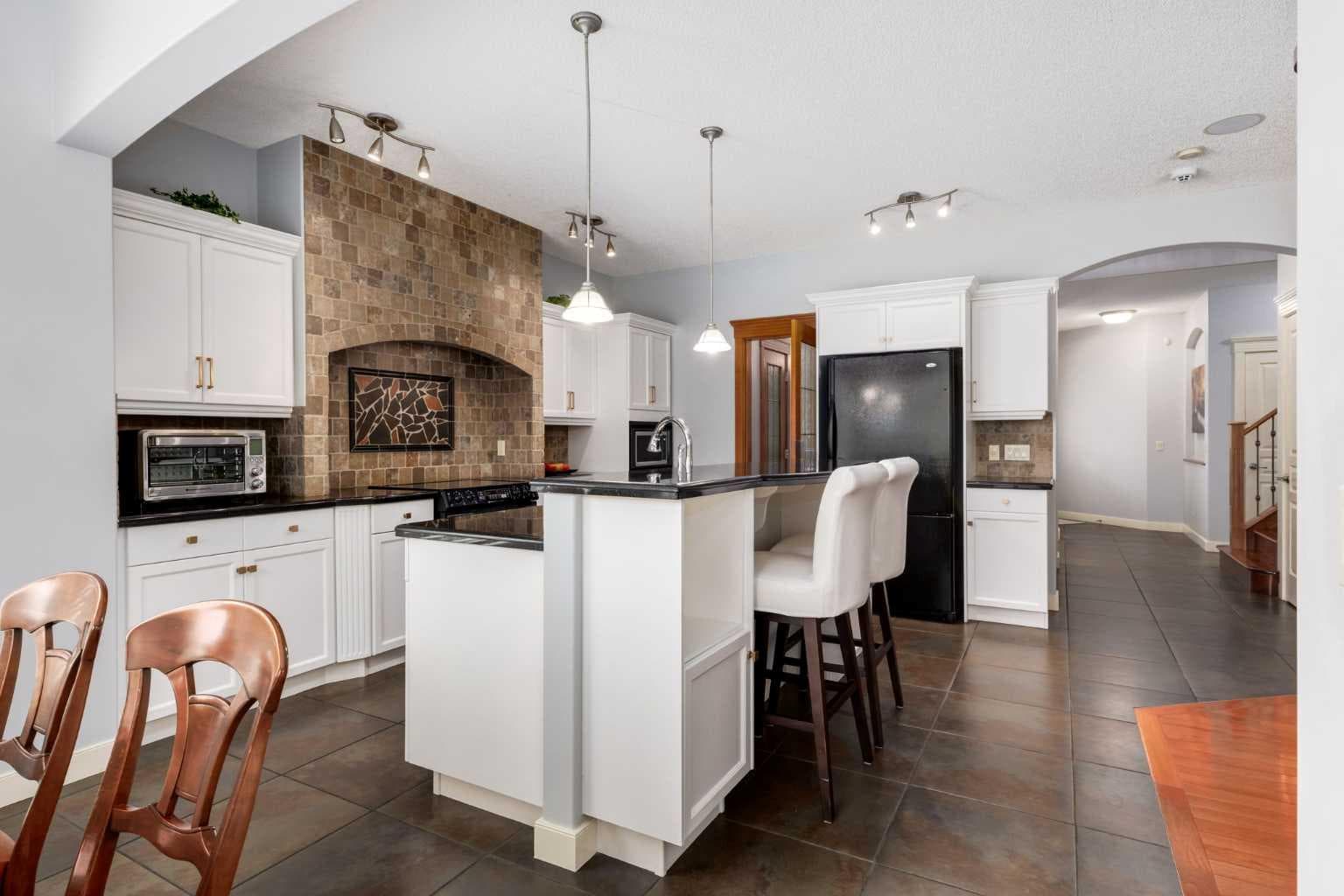 77 Royal Highland Road NW