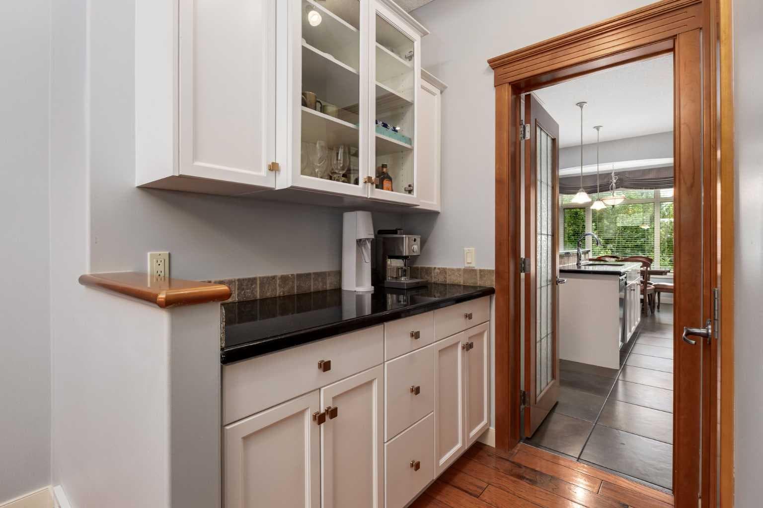 77 Royal Highland Road NW