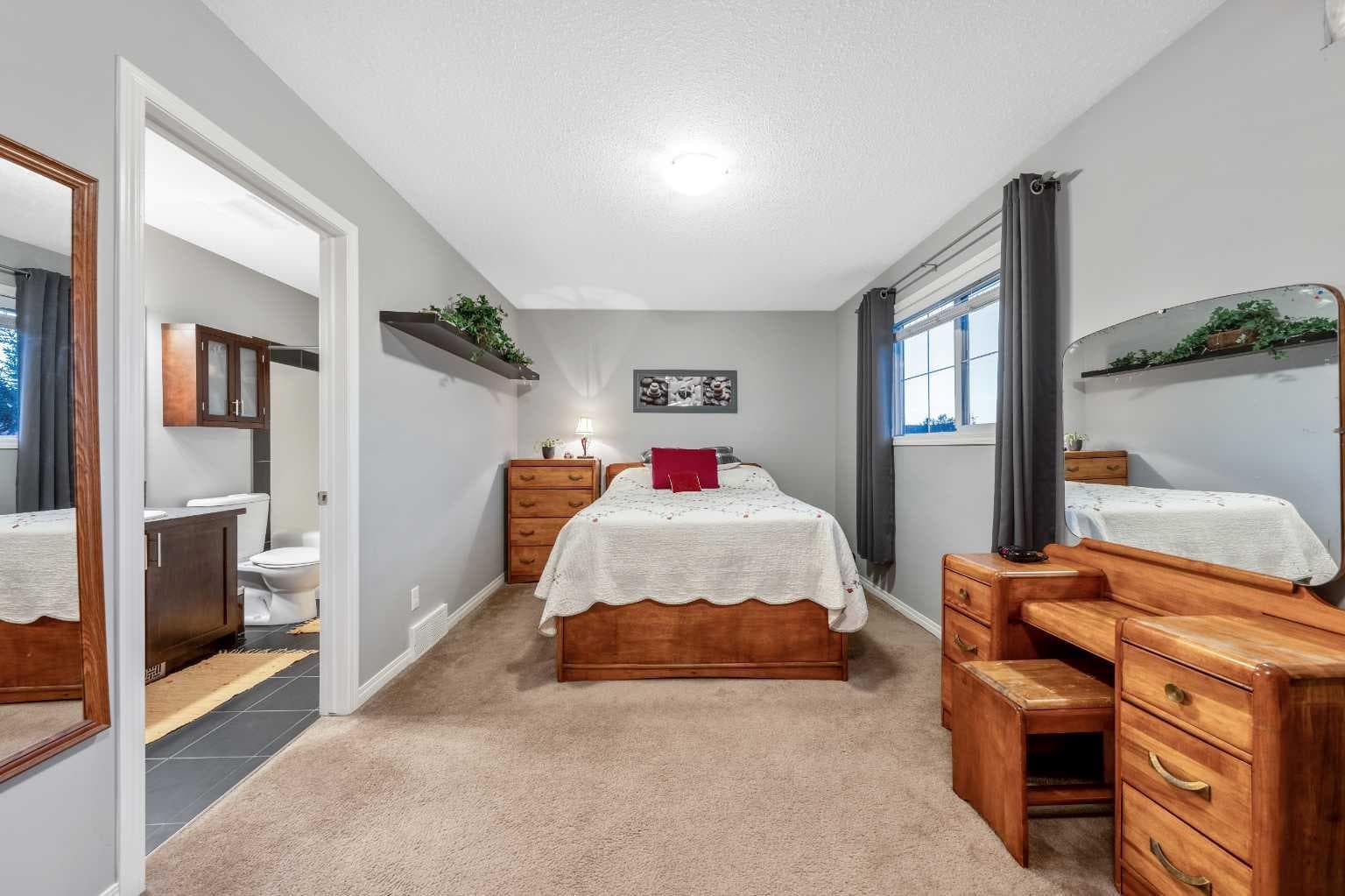 43 Arbours Circle NW