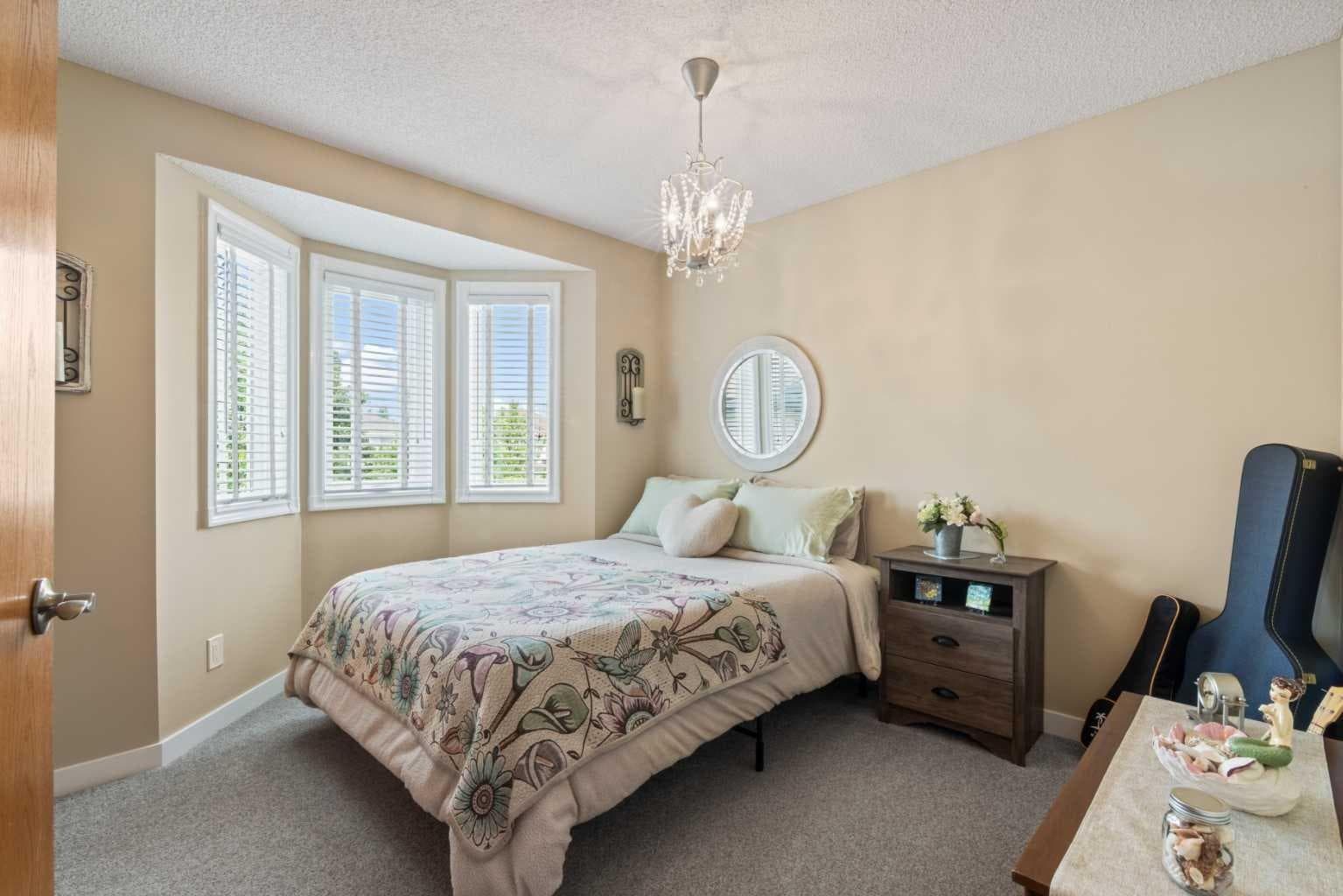 217 Douglas Glen Close SE