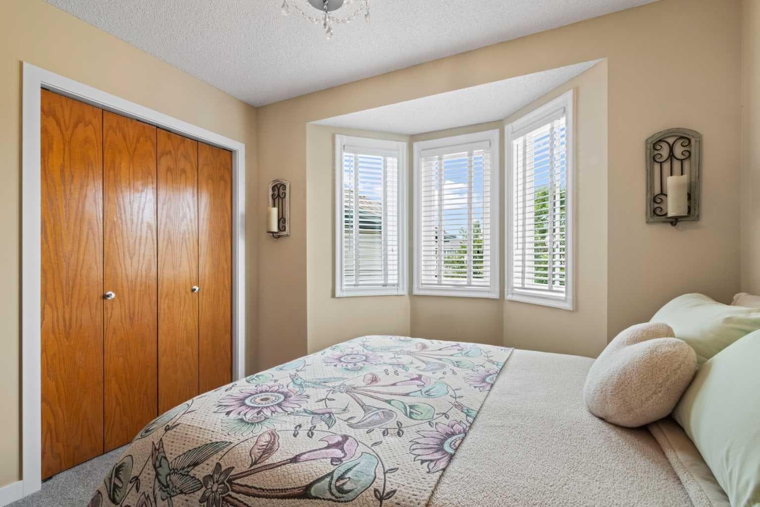217 Douglas Glen Close SE