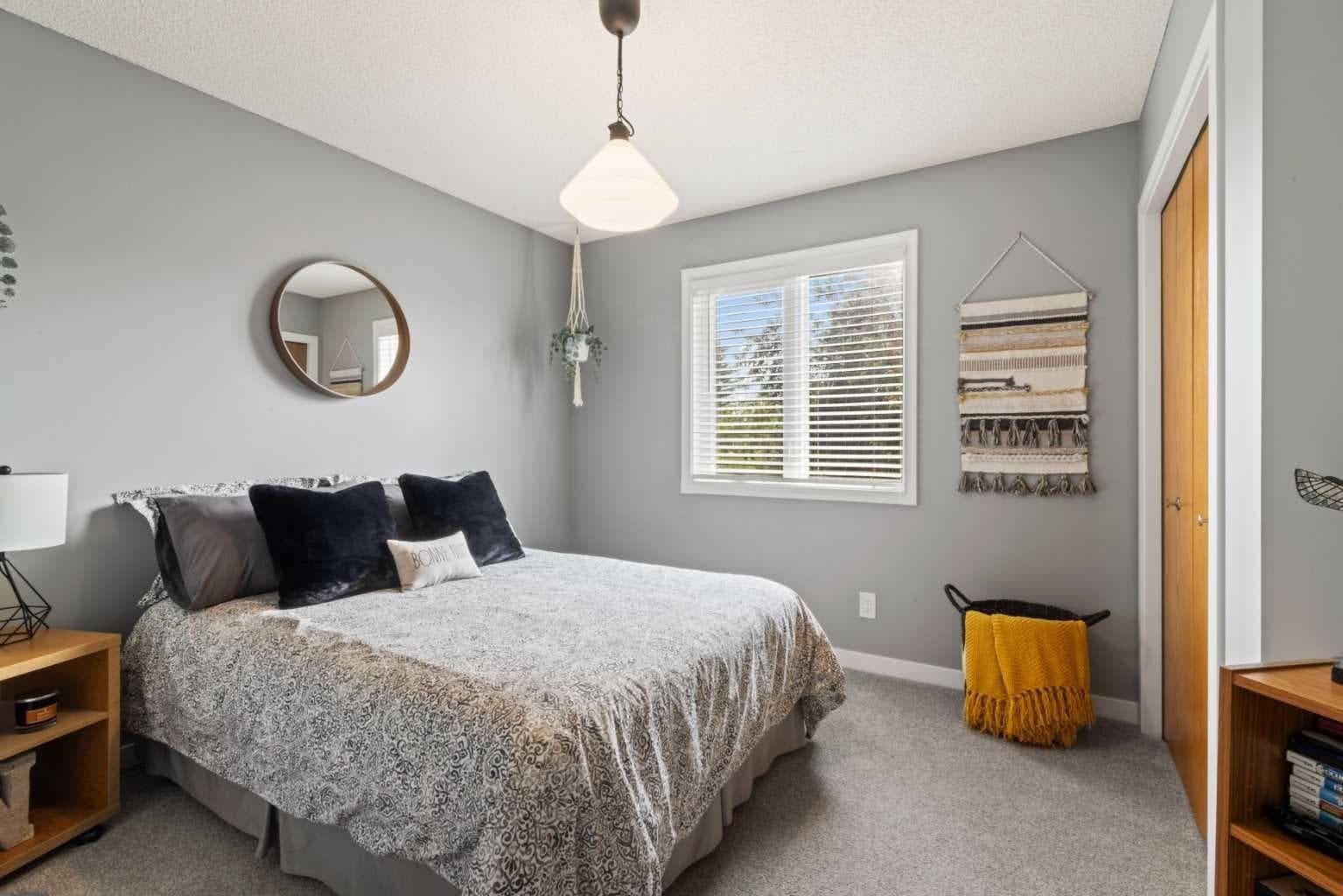 217 Douglas Glen Close SE