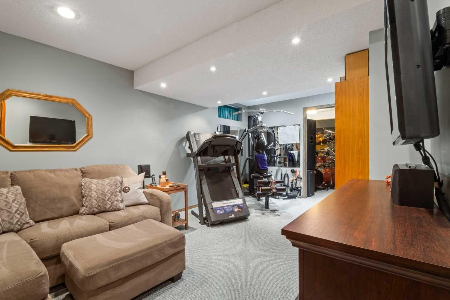 217 Douglas Glen Close SE