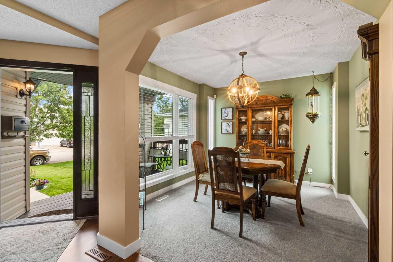 217 Douglas Glen Close SE