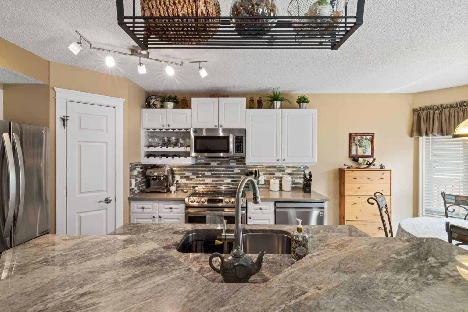 217 Douglas Glen Close SE