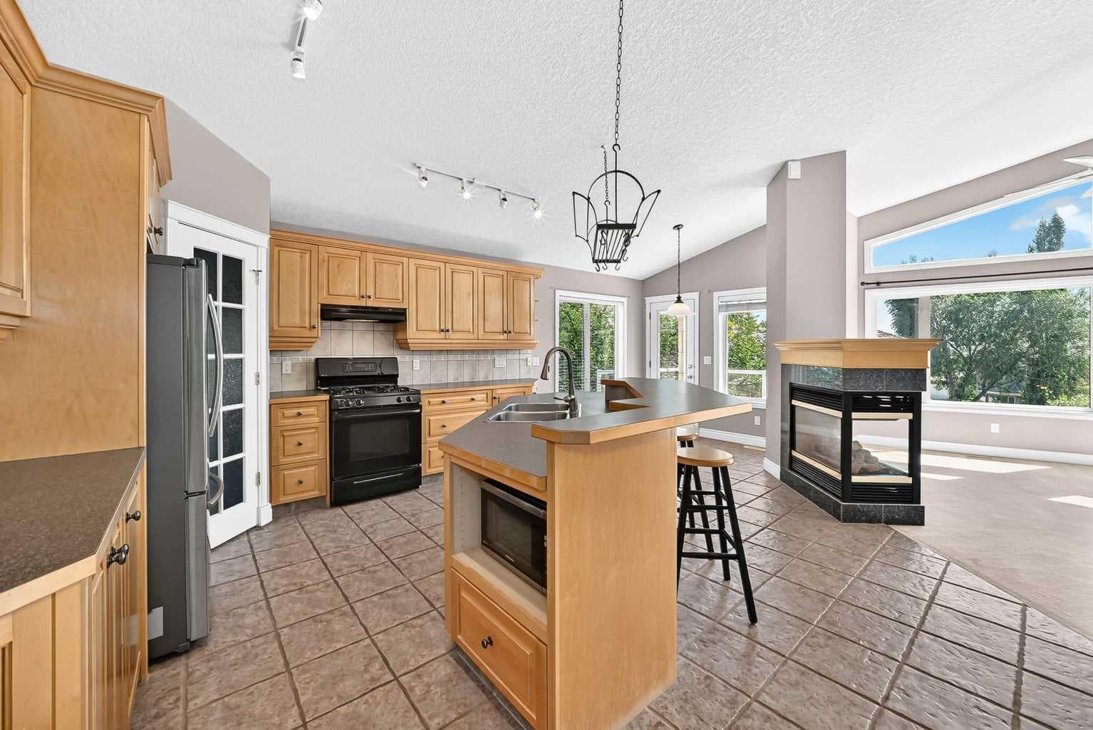 311 Royal Crest Bay NW