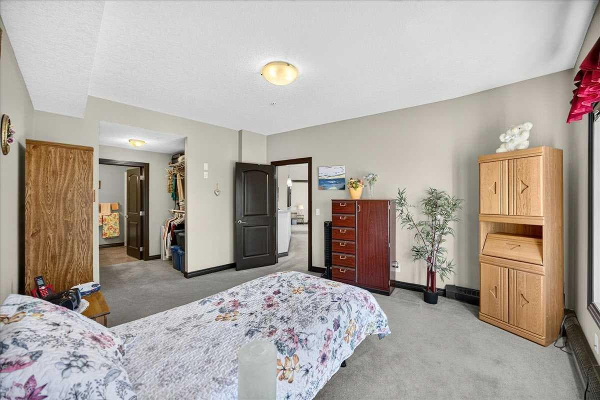 218, 30 Royal Oak Plaza NW