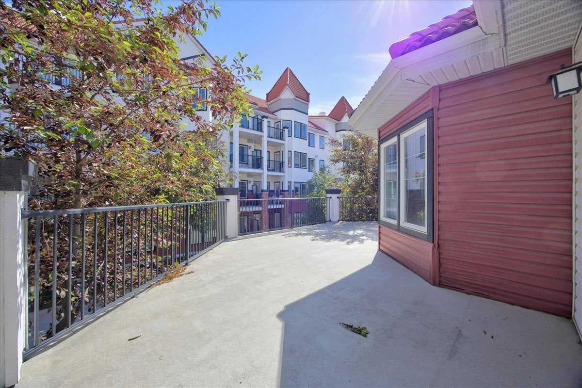 218, 30 Royal Oak Plaza NW