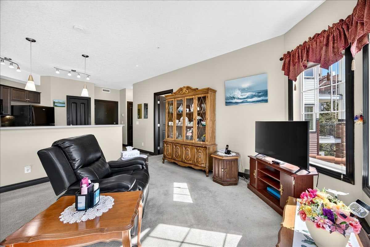 218, 30 Royal Oak Plaza NW