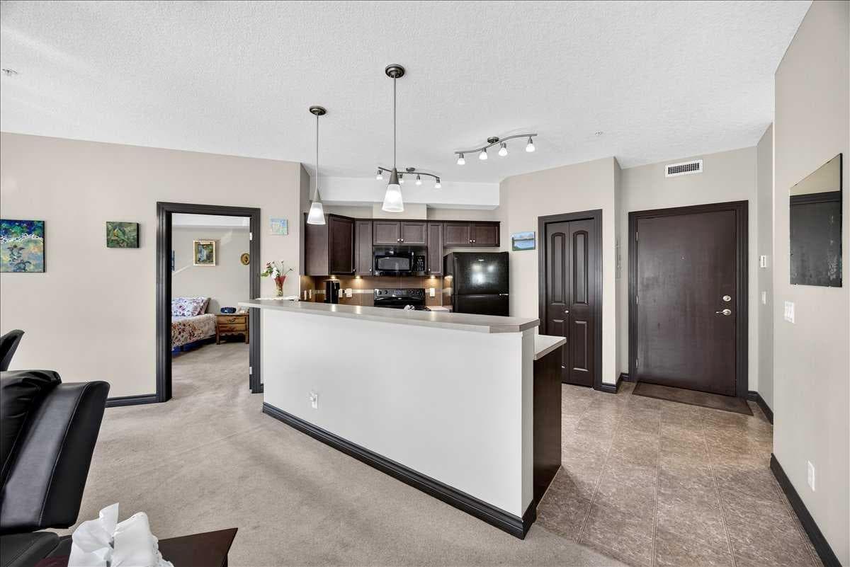 218, 30 Royal Oak Plaza NW