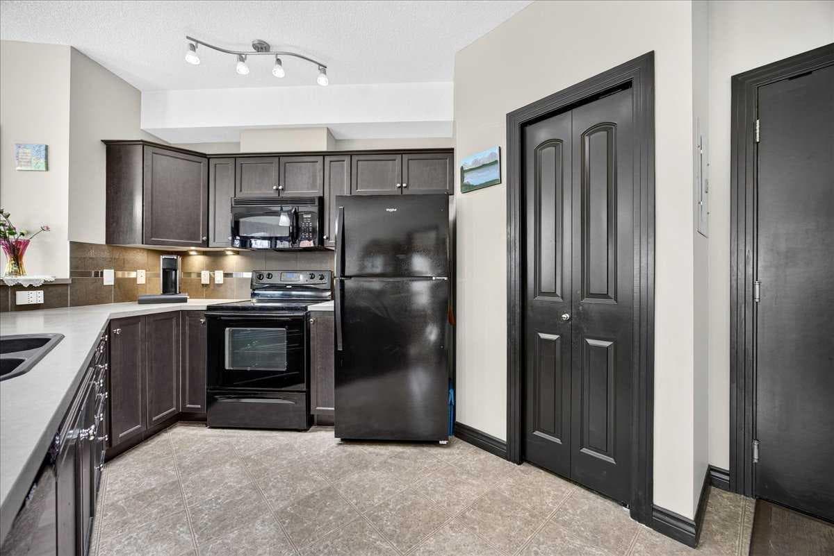 218, 30 Royal Oak Plaza NW