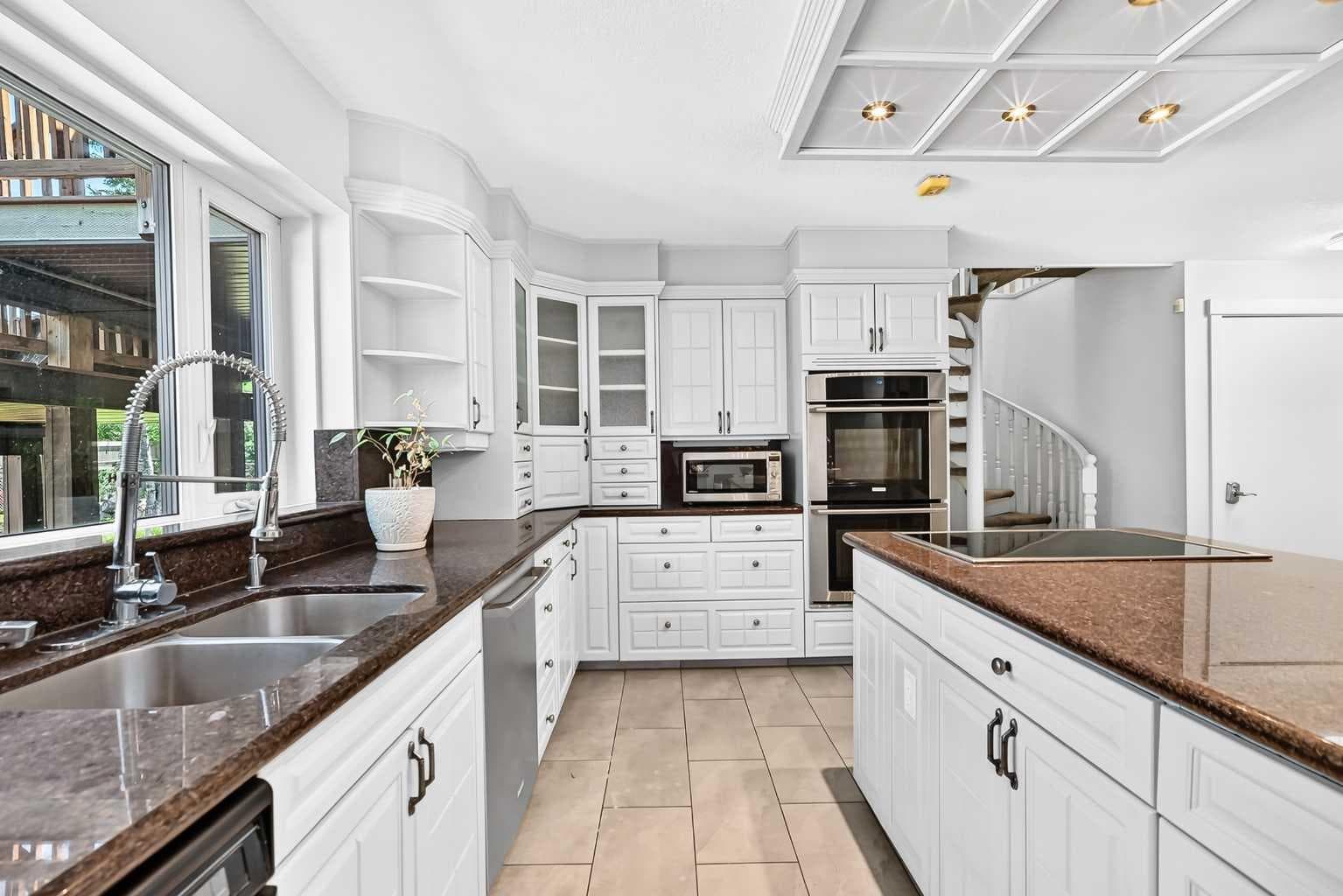 884 EAST CHESTERMERE Drive 