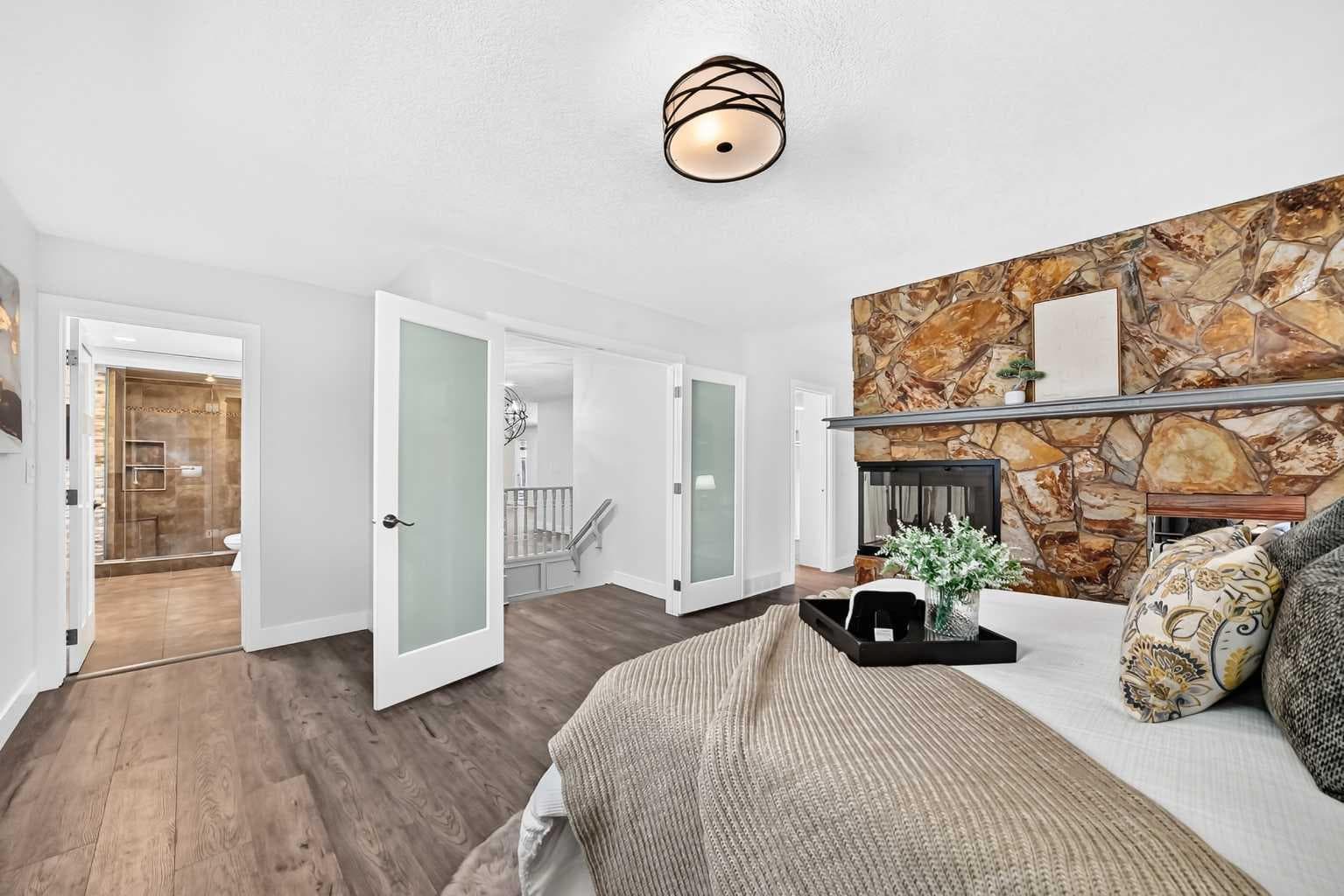 884 EAST CHESTERMERE Drive 