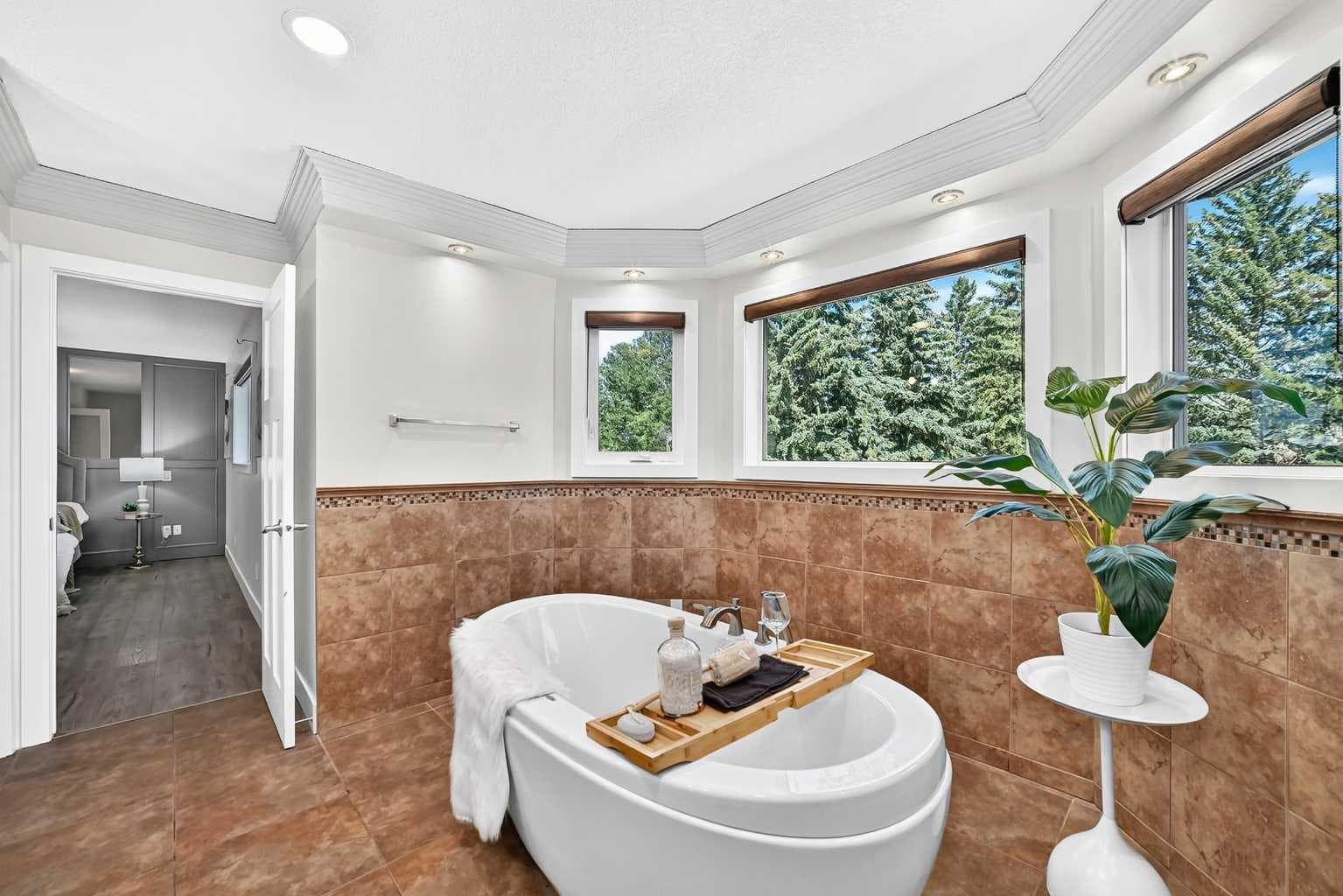 884 EAST CHESTERMERE Drive 