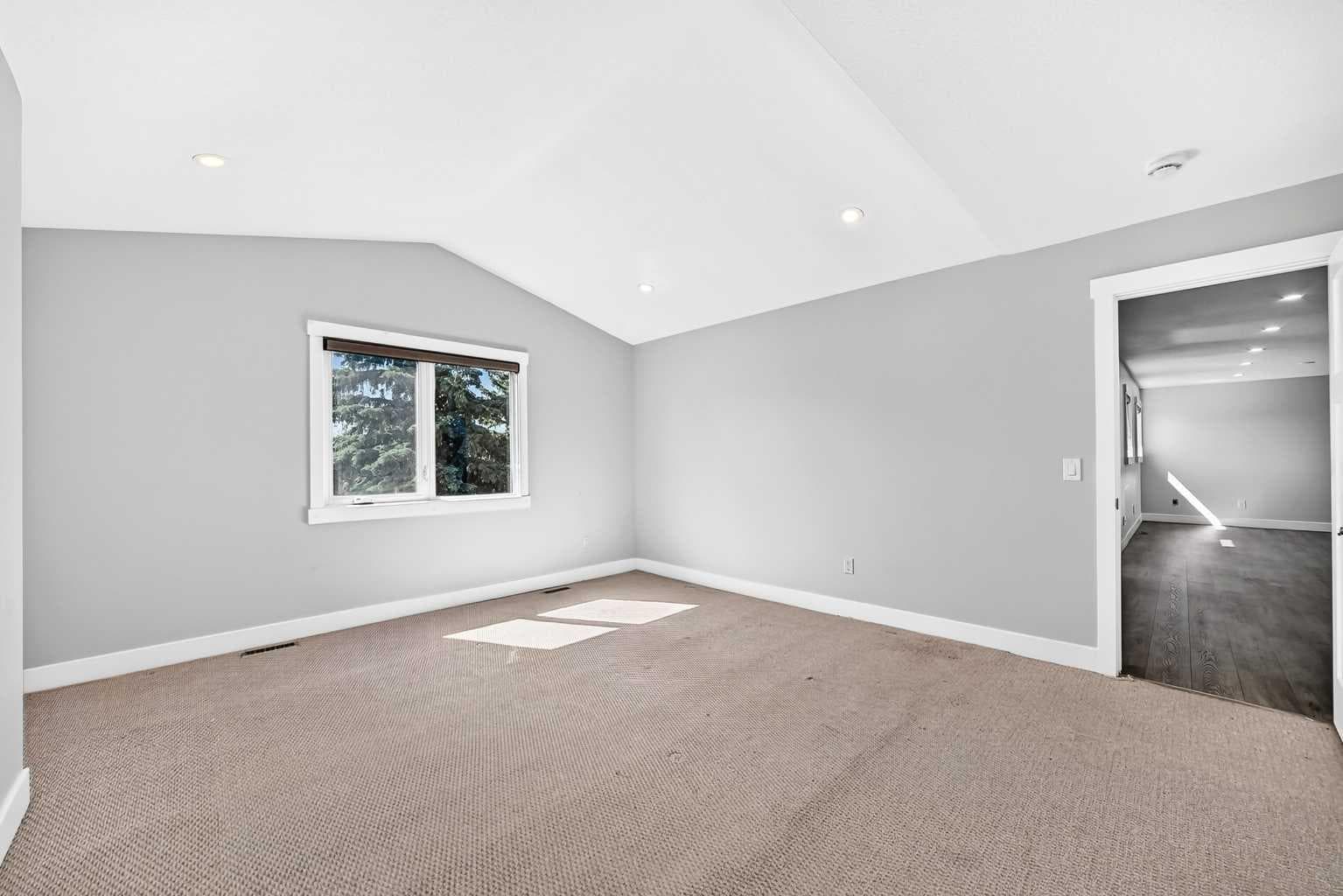 884 EAST CHESTERMERE Drive 