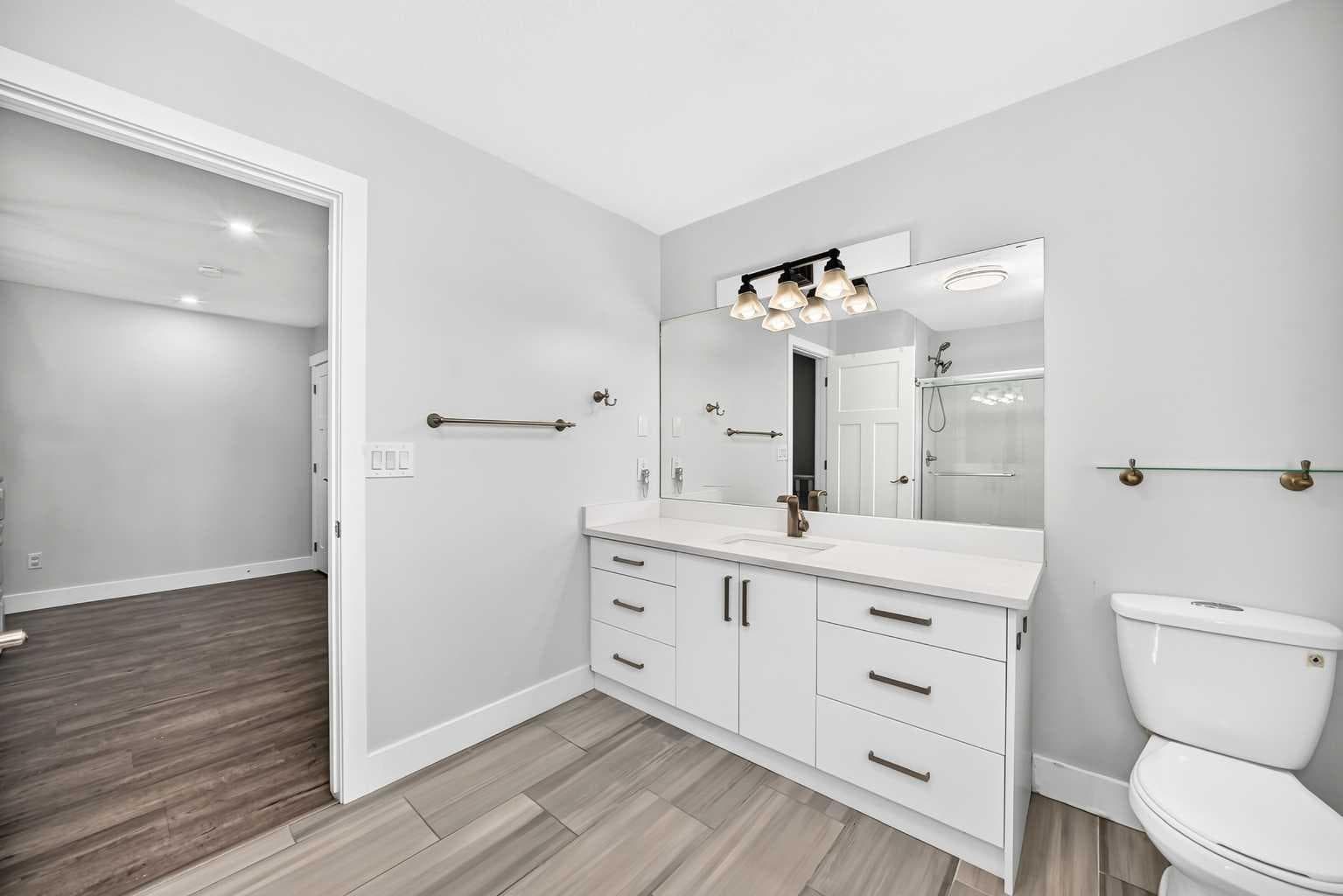 884 EAST CHESTERMERE Drive 