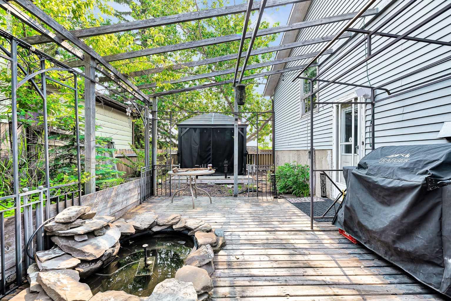 215 ERIN WOODS Drive SE