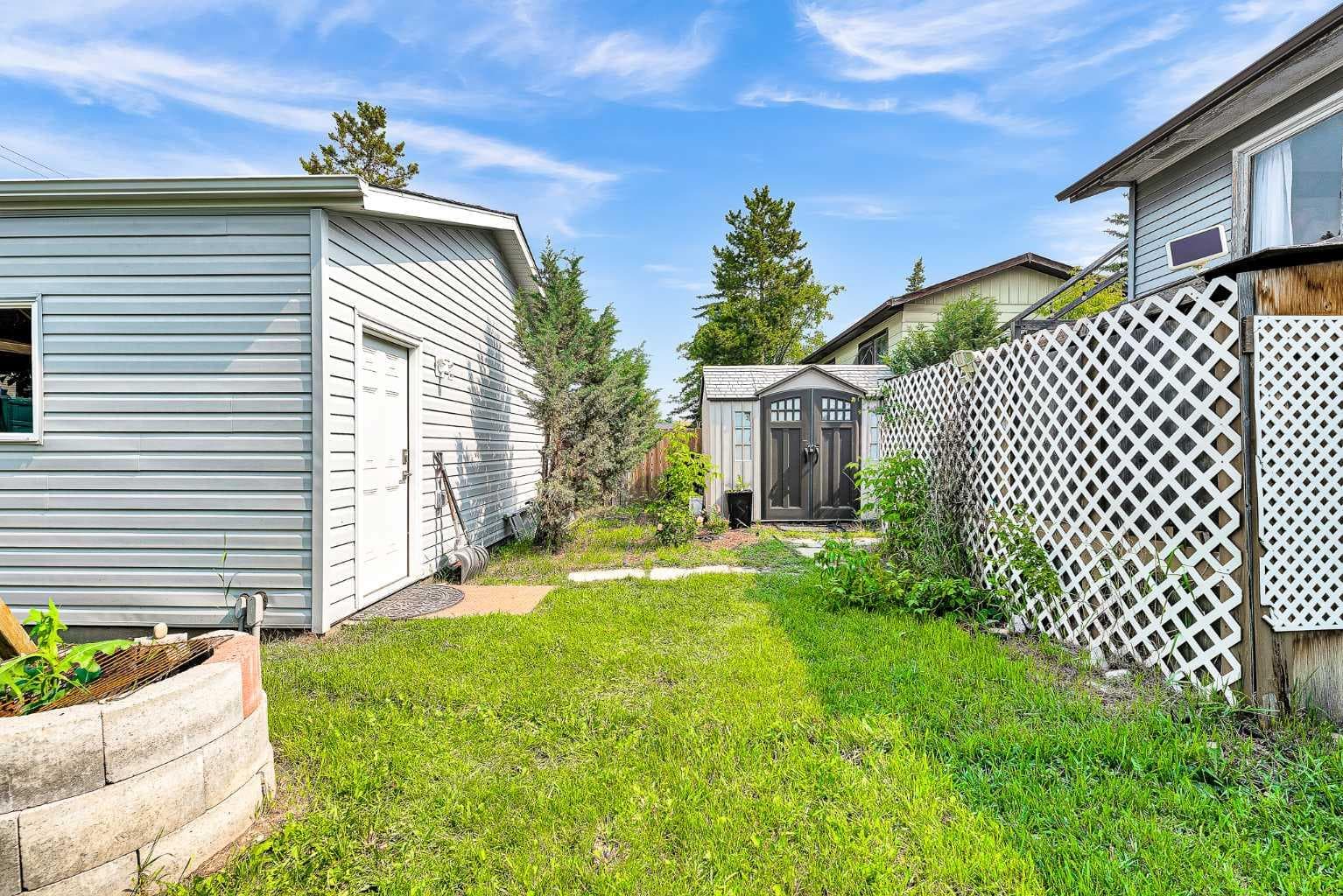 215 ERIN WOODS Drive SE
