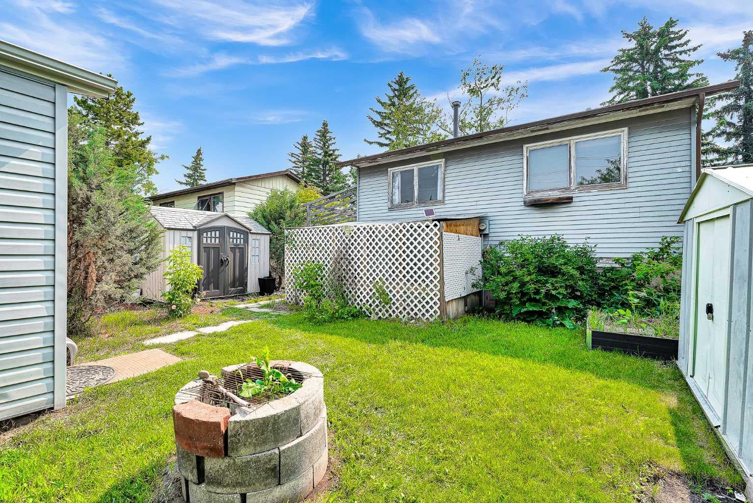 215 ERIN WOODS Drive SE