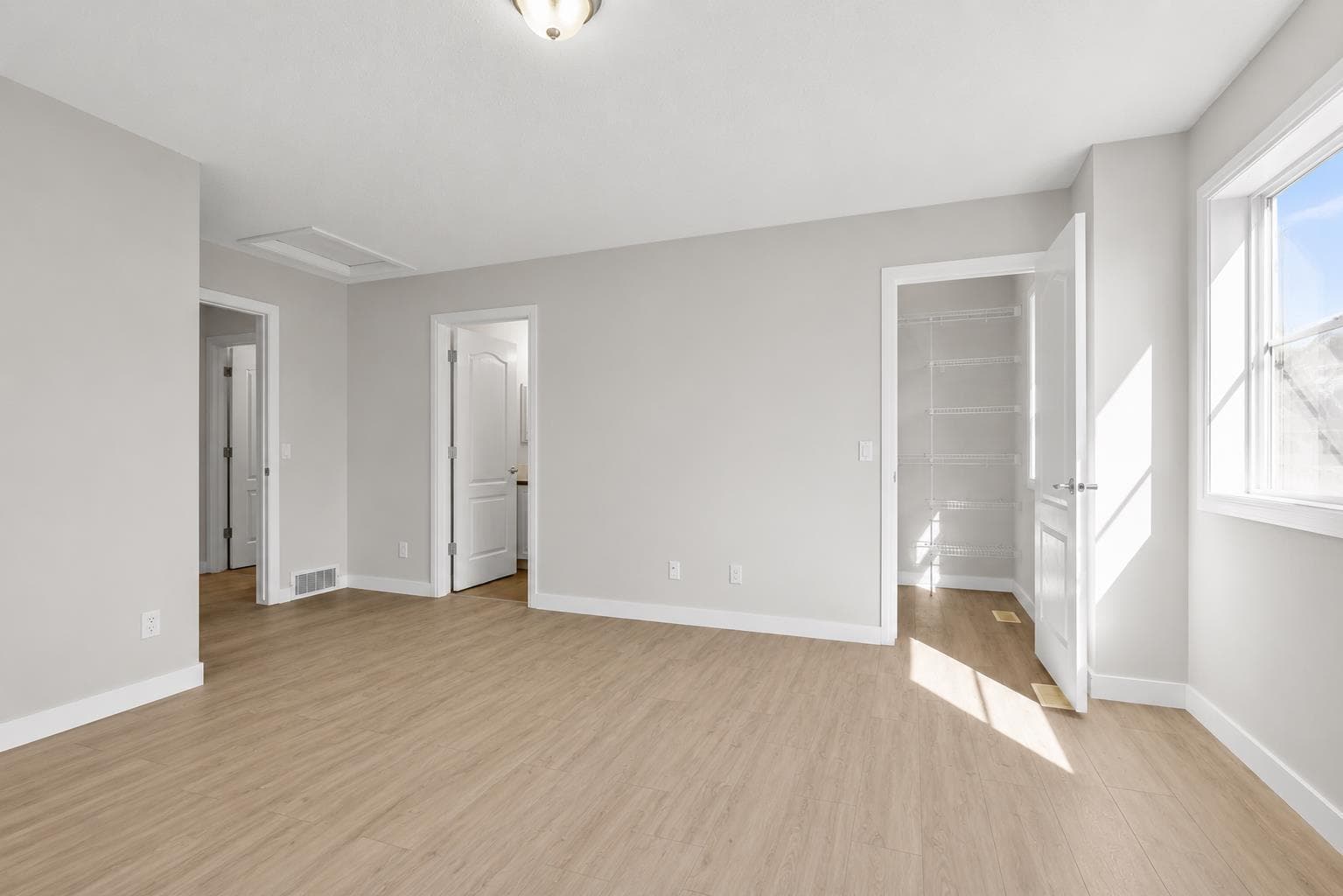 34 Royal Manor NW