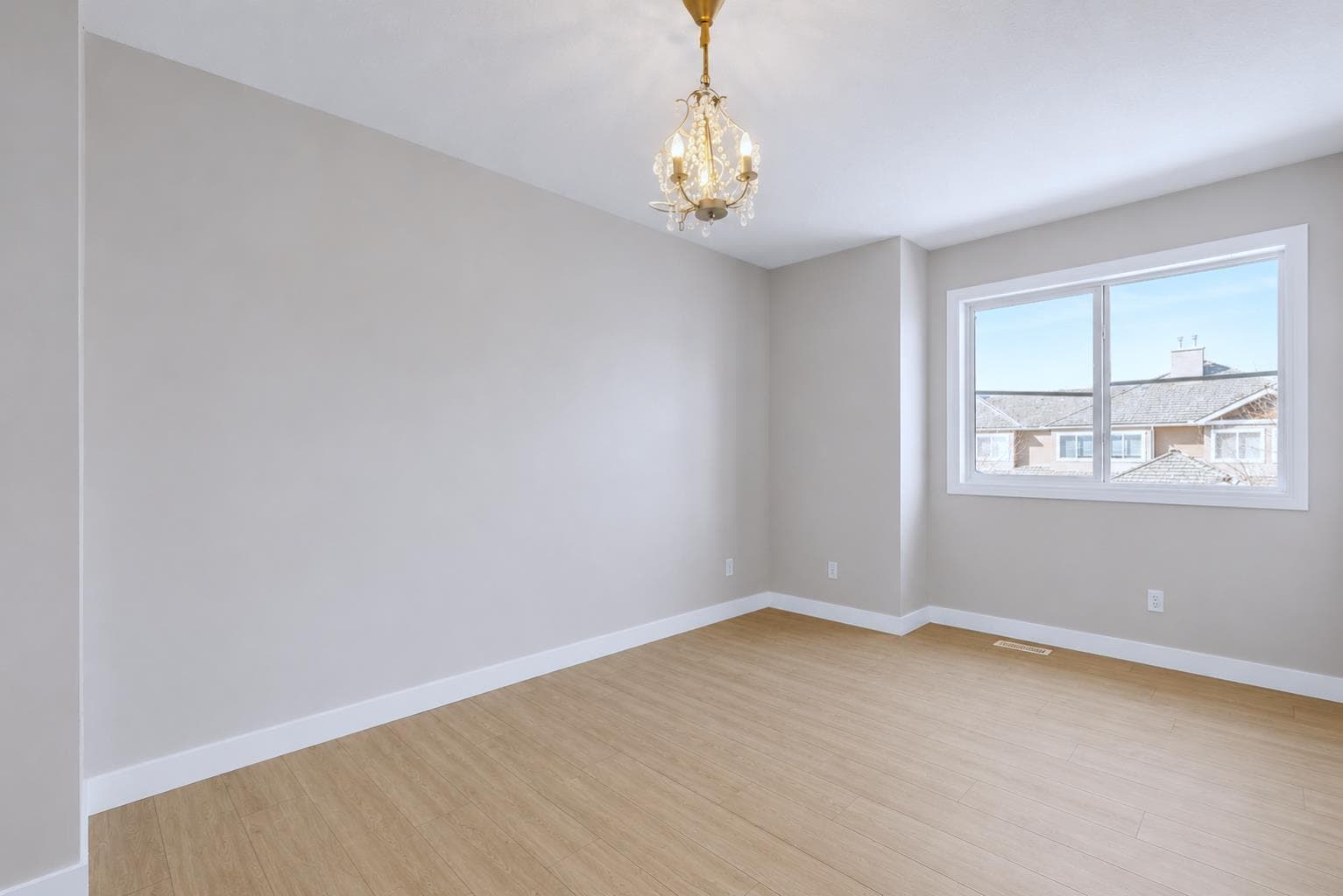 34 Royal Manor NW