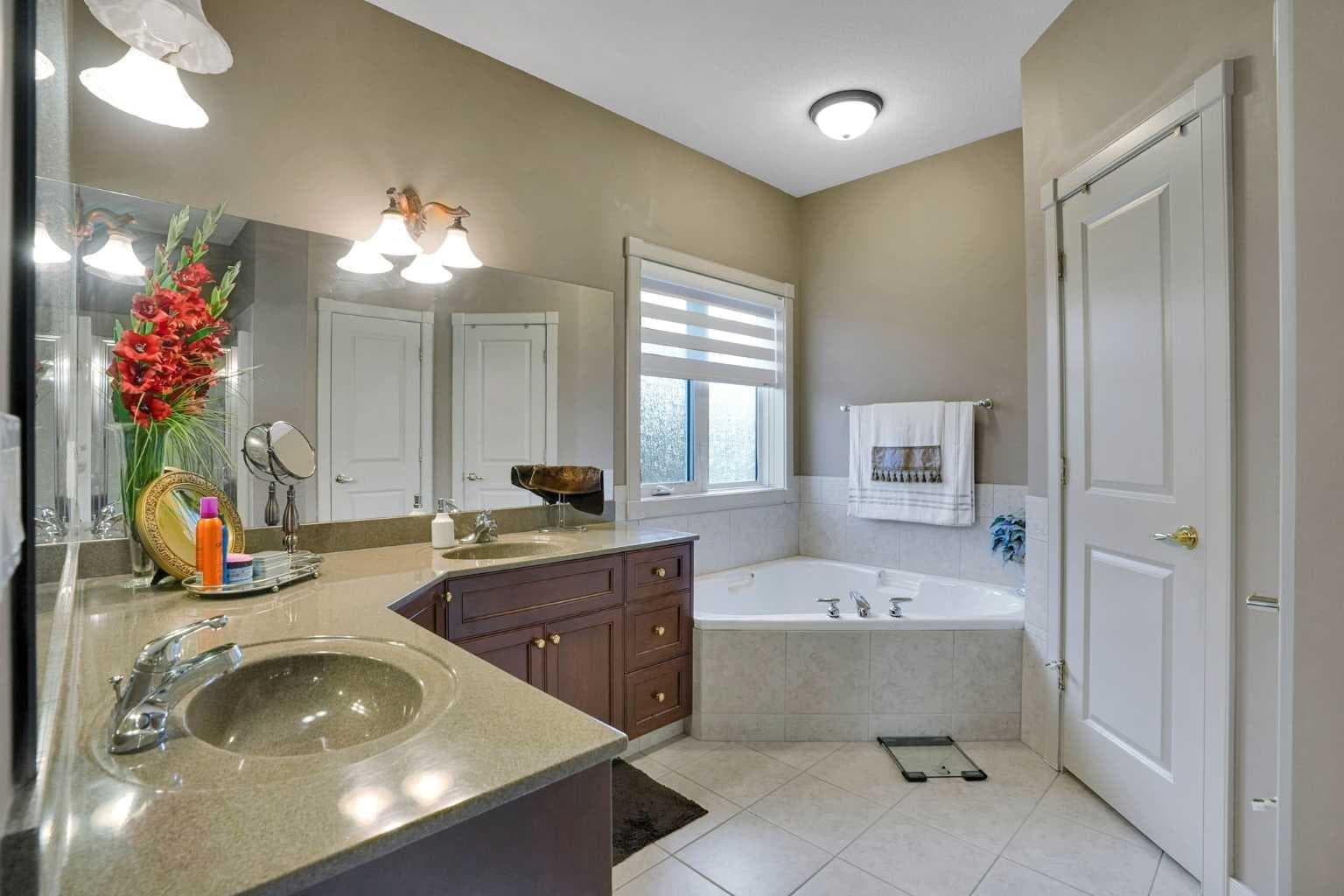 99 Arbour Vista Road NW