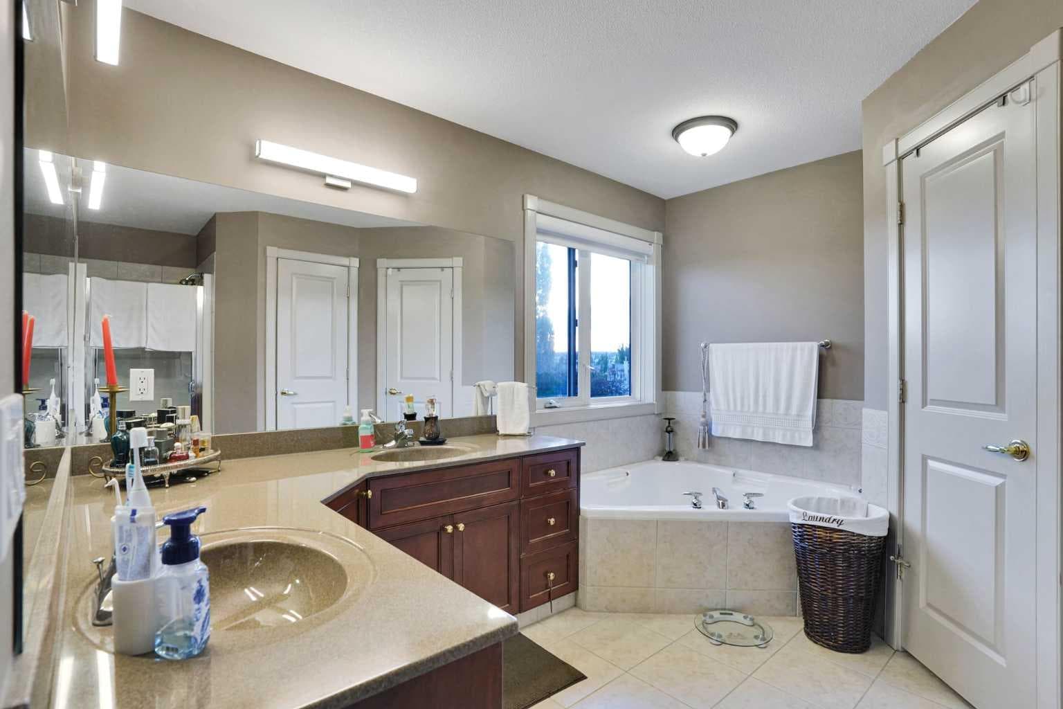 99 Arbour Vista Road NW