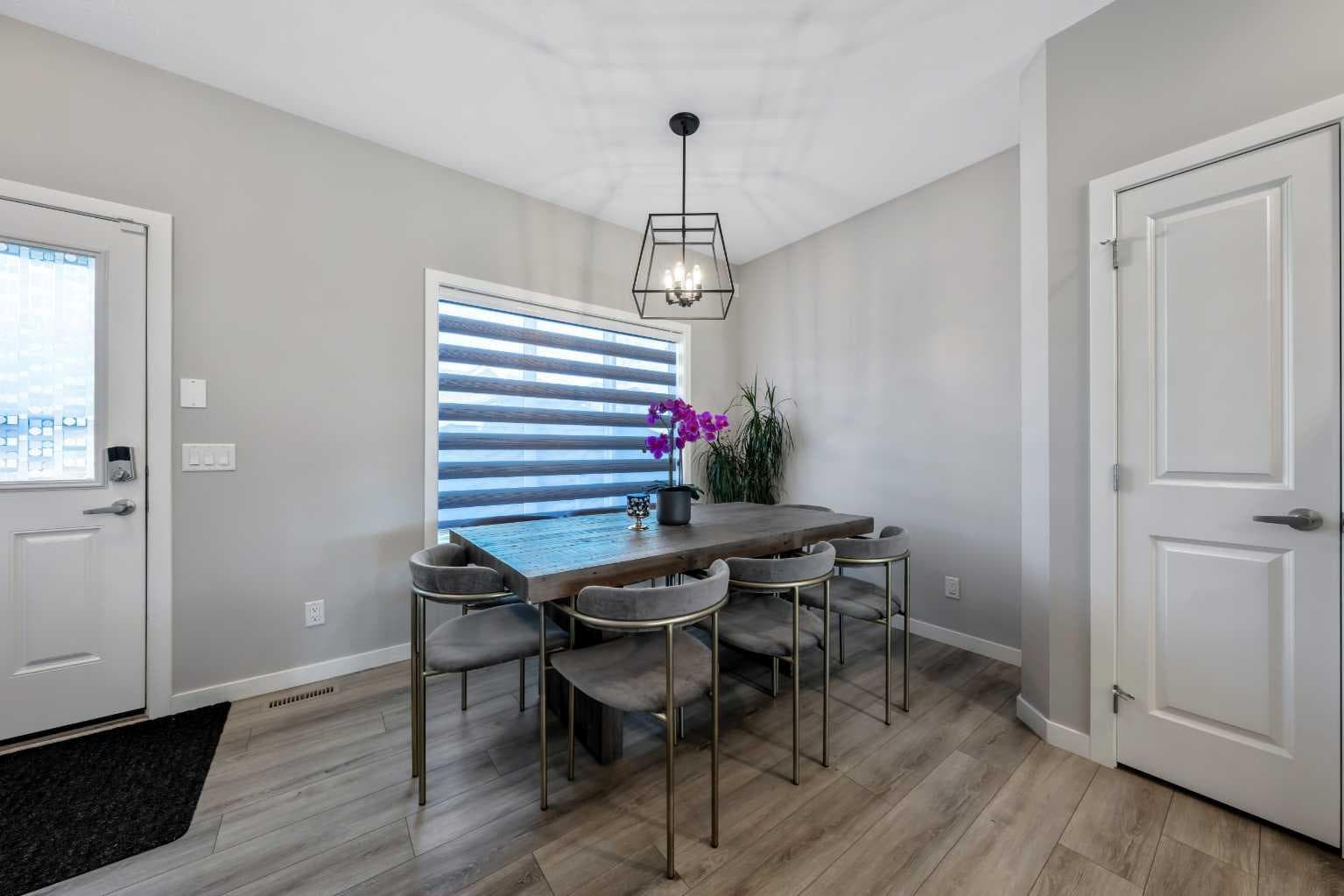 384 Chinook Gate Close SW