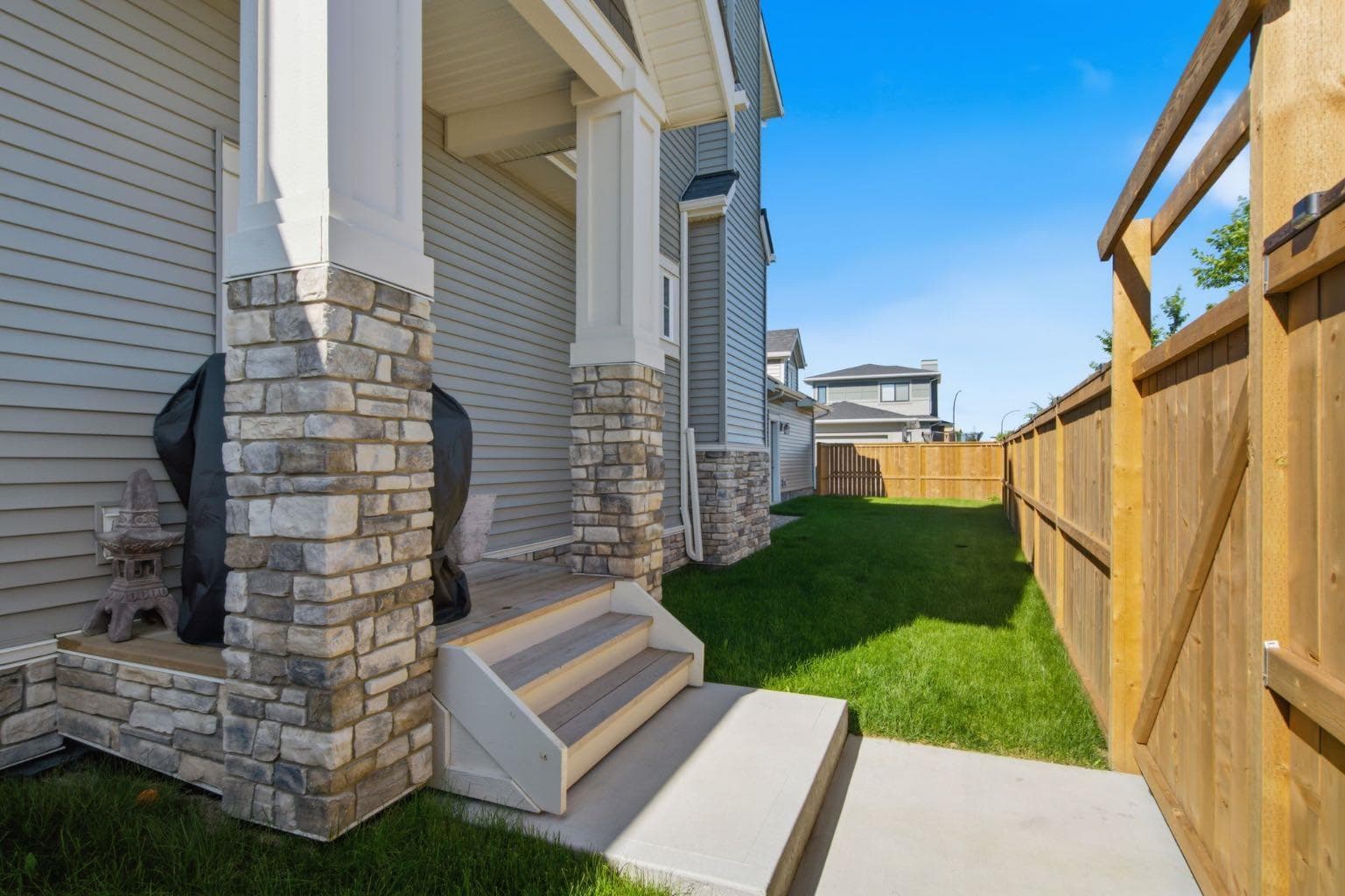 601 Reynolds Crescent SW