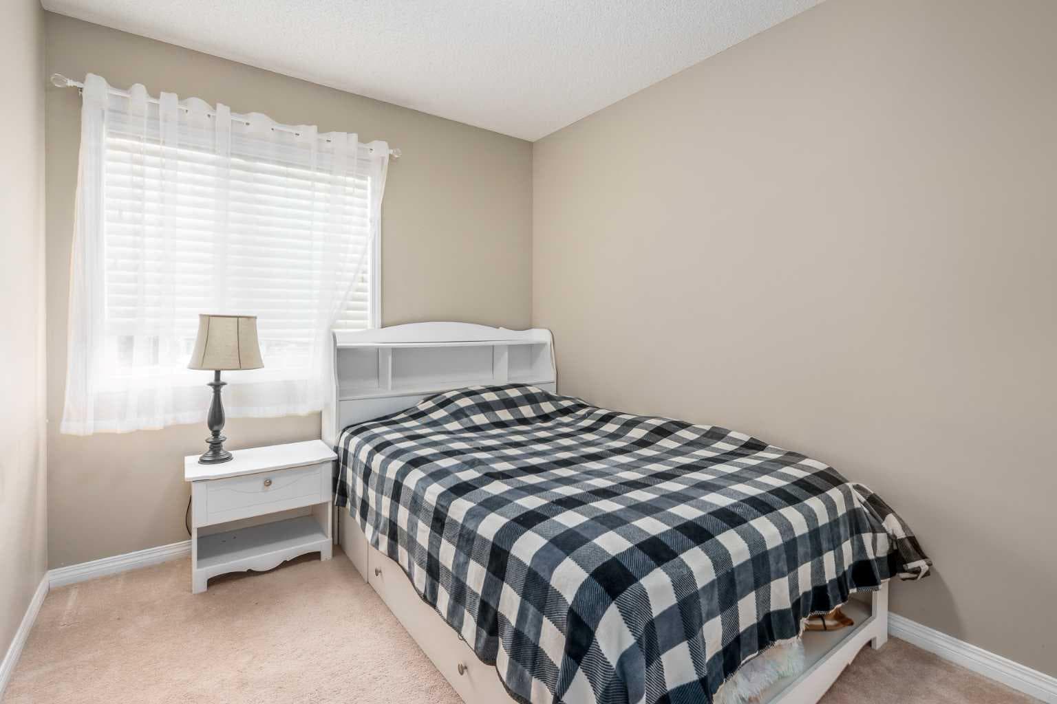 240 Elgin Meadows Gardens SE