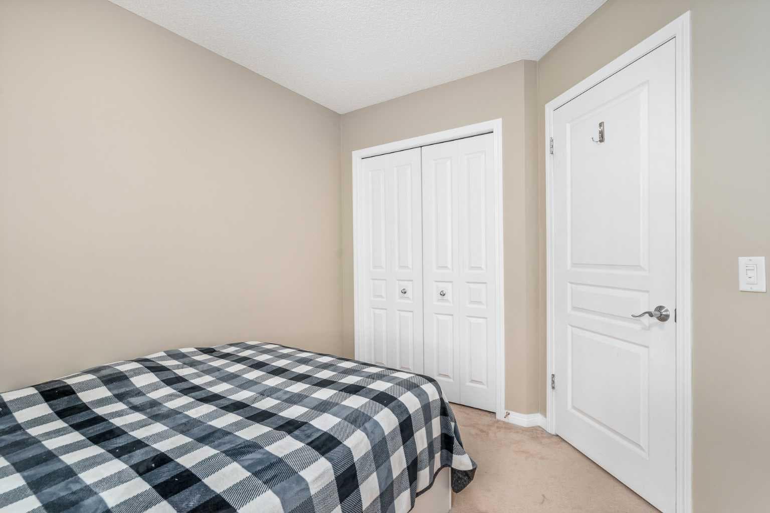 240 Elgin Meadows Gardens SE