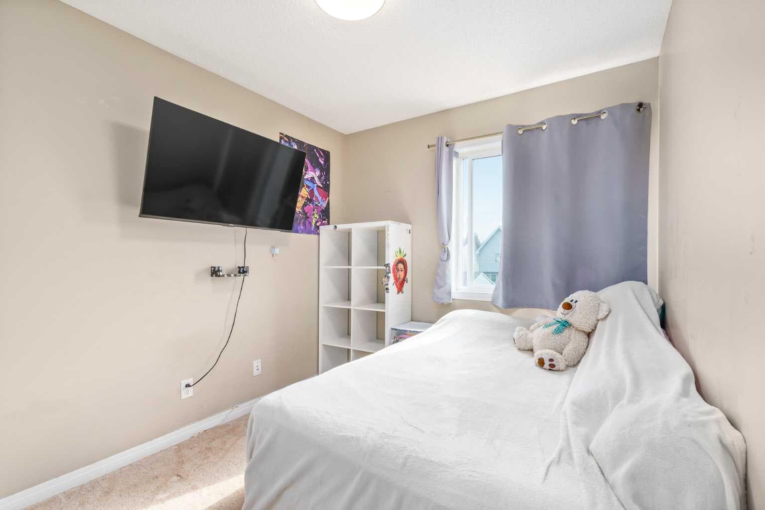 240 Elgin Meadows Gardens SE