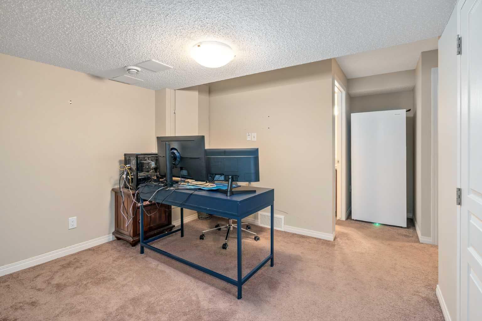 240 Elgin Meadows Gardens SE