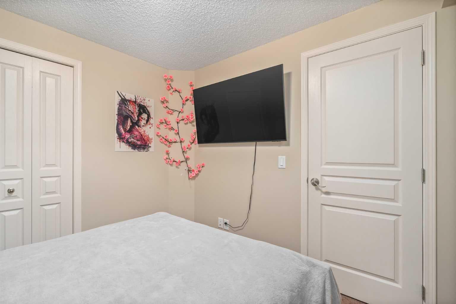 240 Elgin Meadows Gardens SE