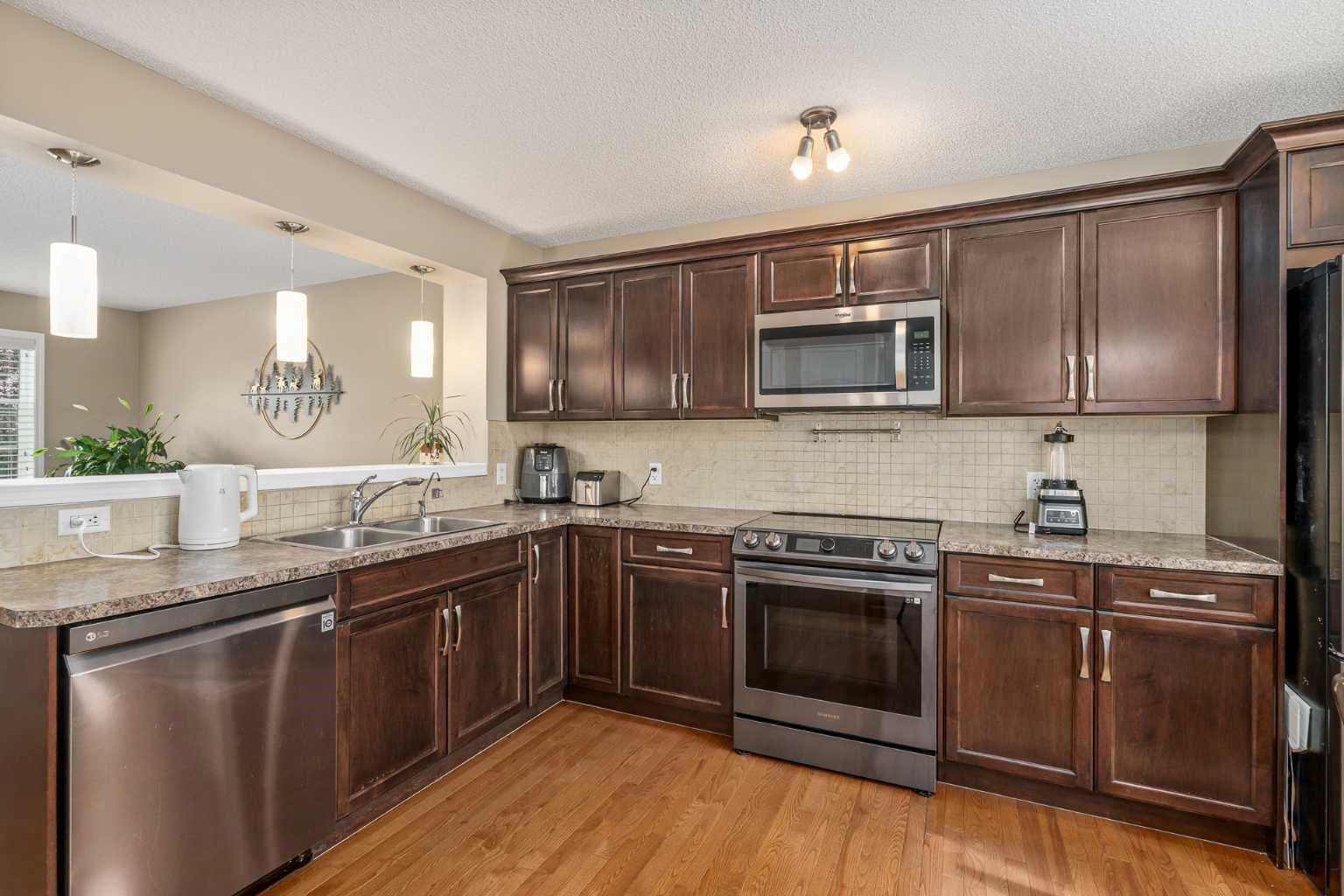 240 Elgin Meadows Gardens SE