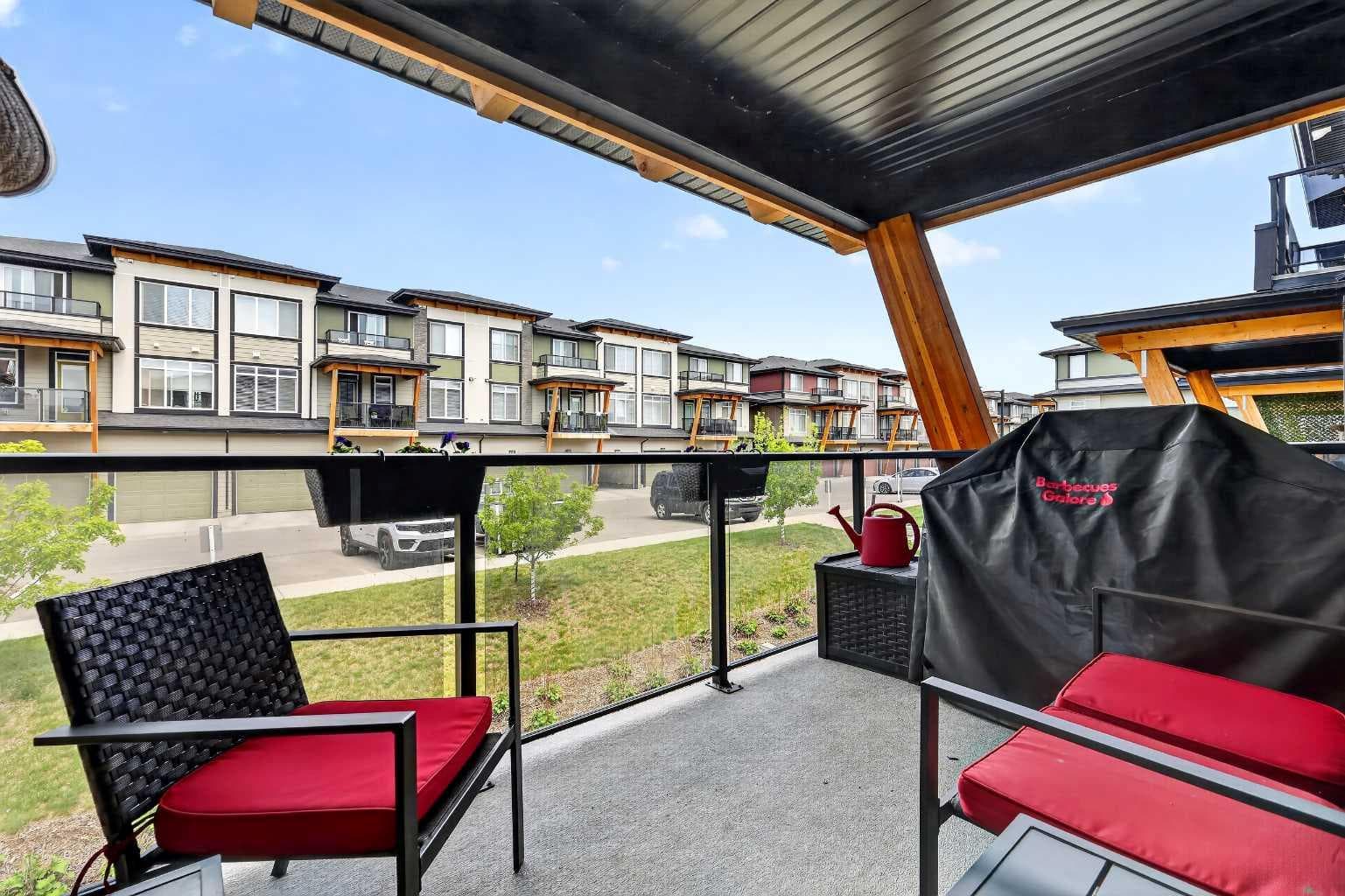 33, 230 Seton Passage SE