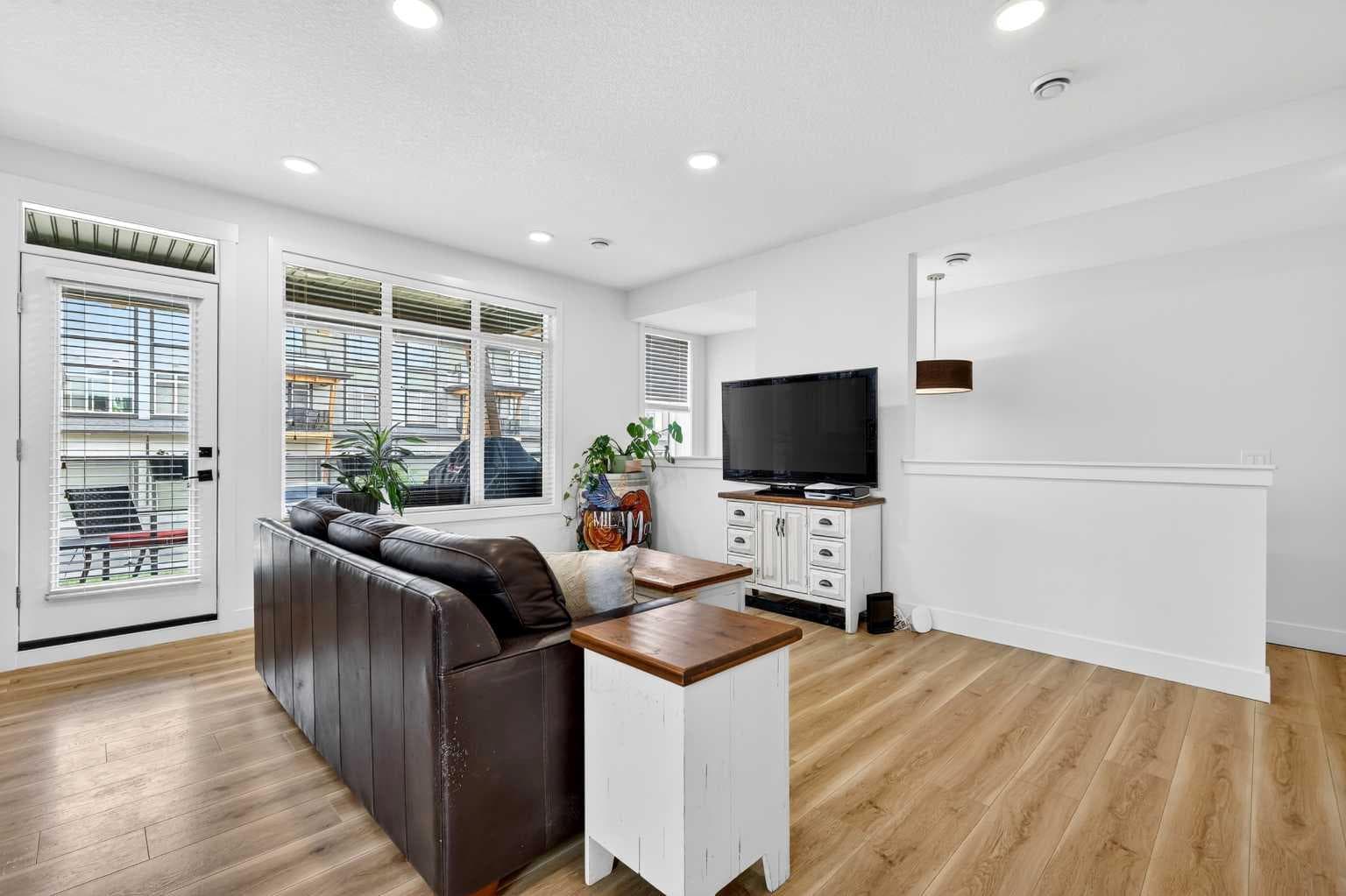 33, 230 Seton Passage SE