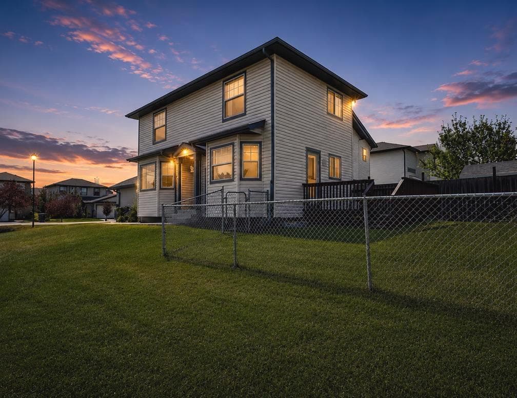16 Canoe Close SW