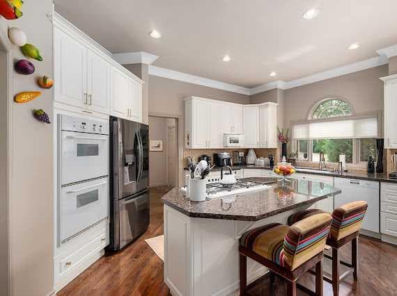 39 Baycrest Court SW