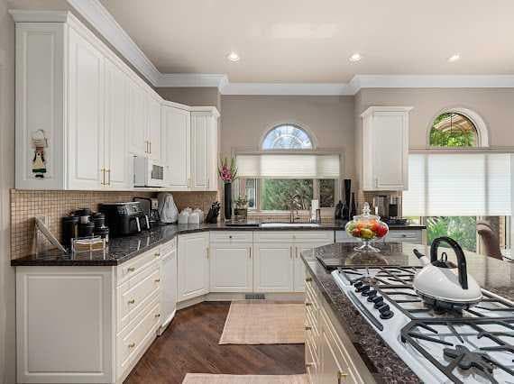 39 Baycrest Court SW