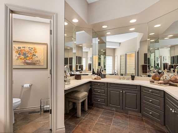 39 Baycrest Court SW