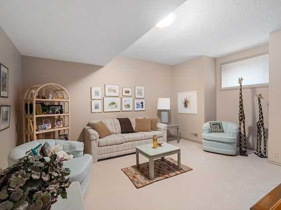 39 Baycrest Court SW