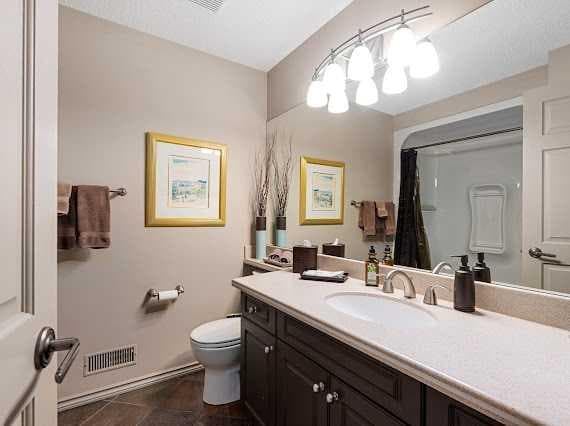39 Baycrest Court SW