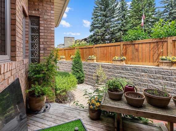 39 Baycrest Court SW